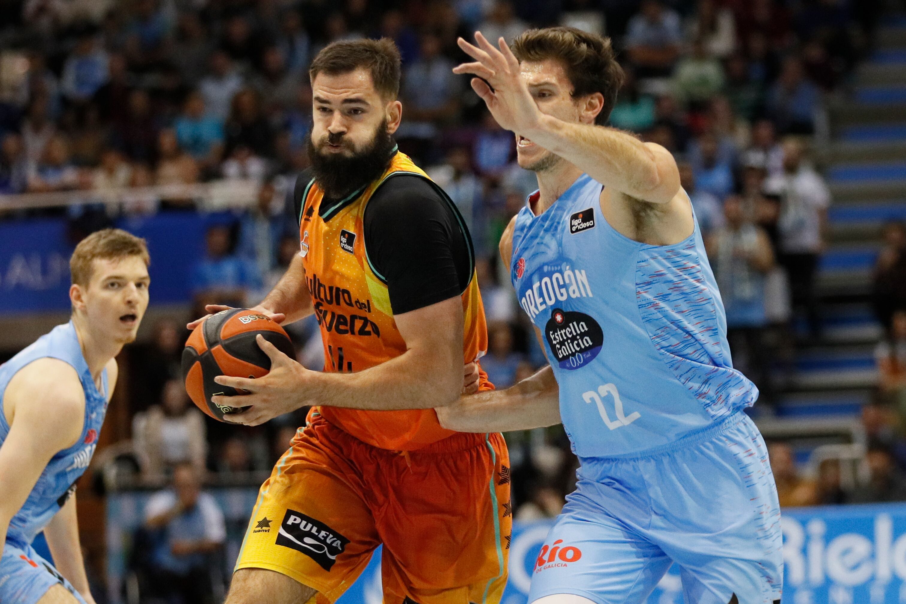 ZARAGOZA, 06/11/2022.- El pívot montenegrino del Valencia Bojan Dubljevic (i) entra a canasta ante la defensa del ala-pívot estadounidense del Breogán Ethan Happ (d) durante el encuentro de la séptima jornada de la Liga Endesa entre el CB Breogán y el Valencia Basket, este domingo en el Pazo Provincial dos Deportes de Lugo. EFE/ Eliseo Trigo