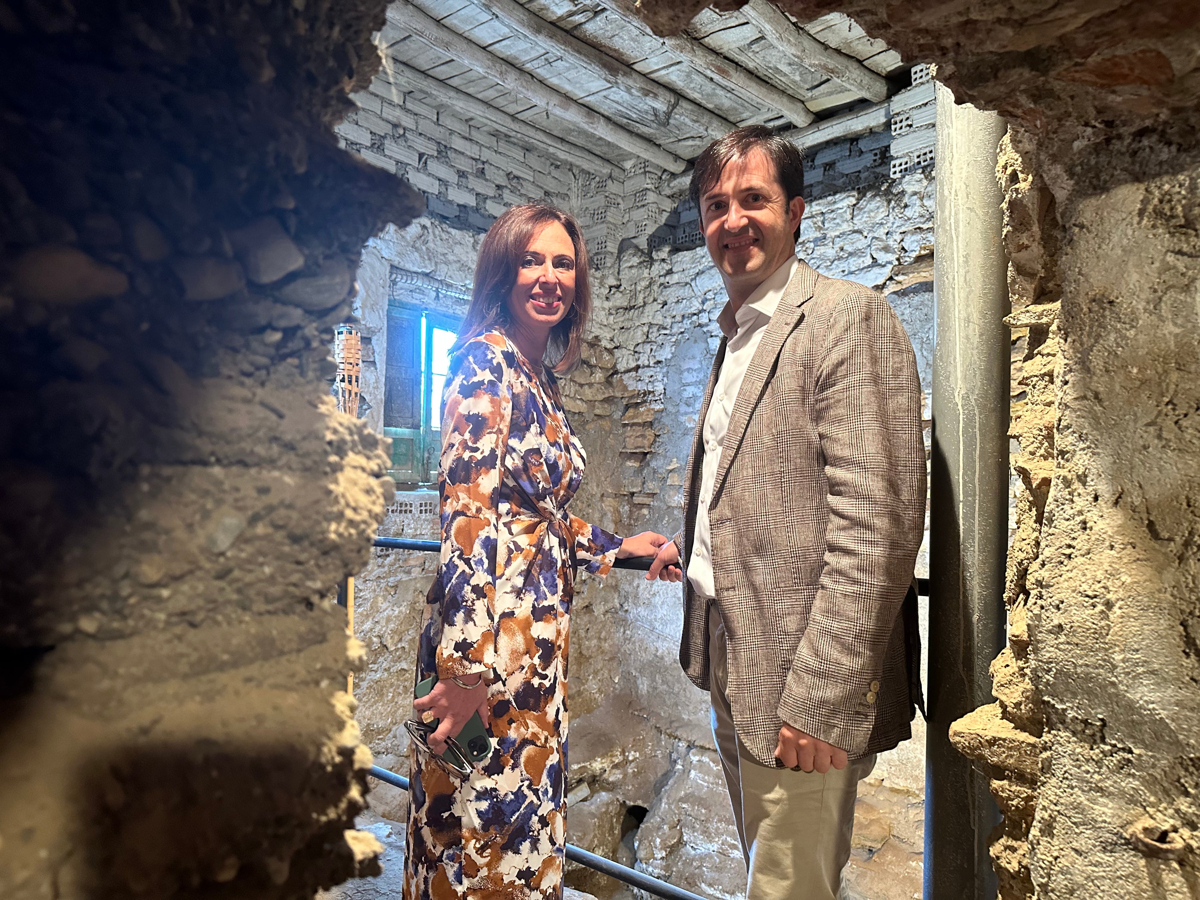 La Consejera de Fomento, Rocío Díaz junto al  alcalde de Churriana, Antonio Narváez durante la visita a los baños árabes