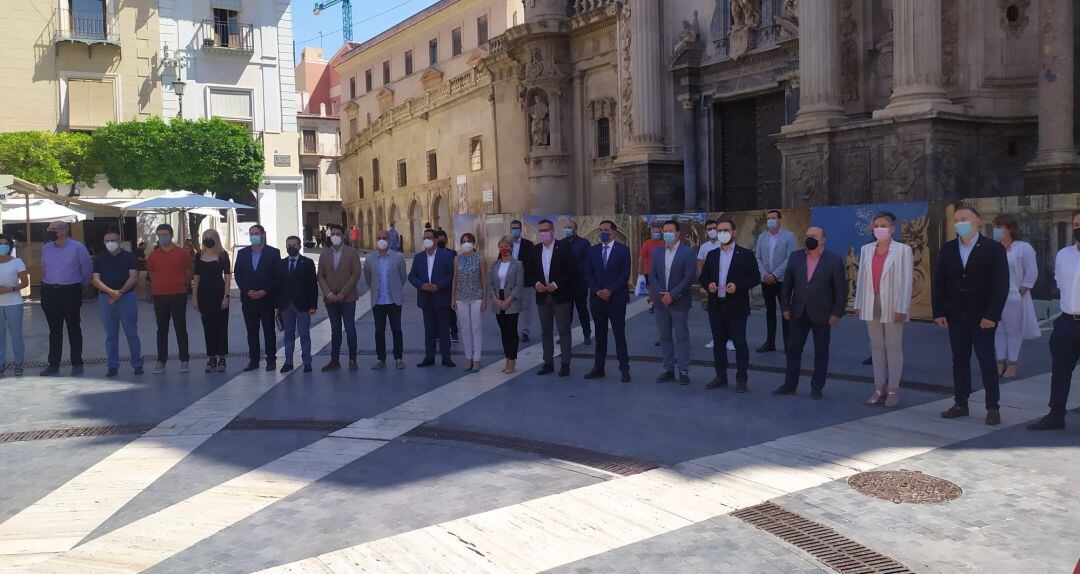 Los alcaldes y alcaldesas socialistas de la Región de Murcia posan en la plaza de Belluga junto al secretario general del PSRM, Diego Conesa