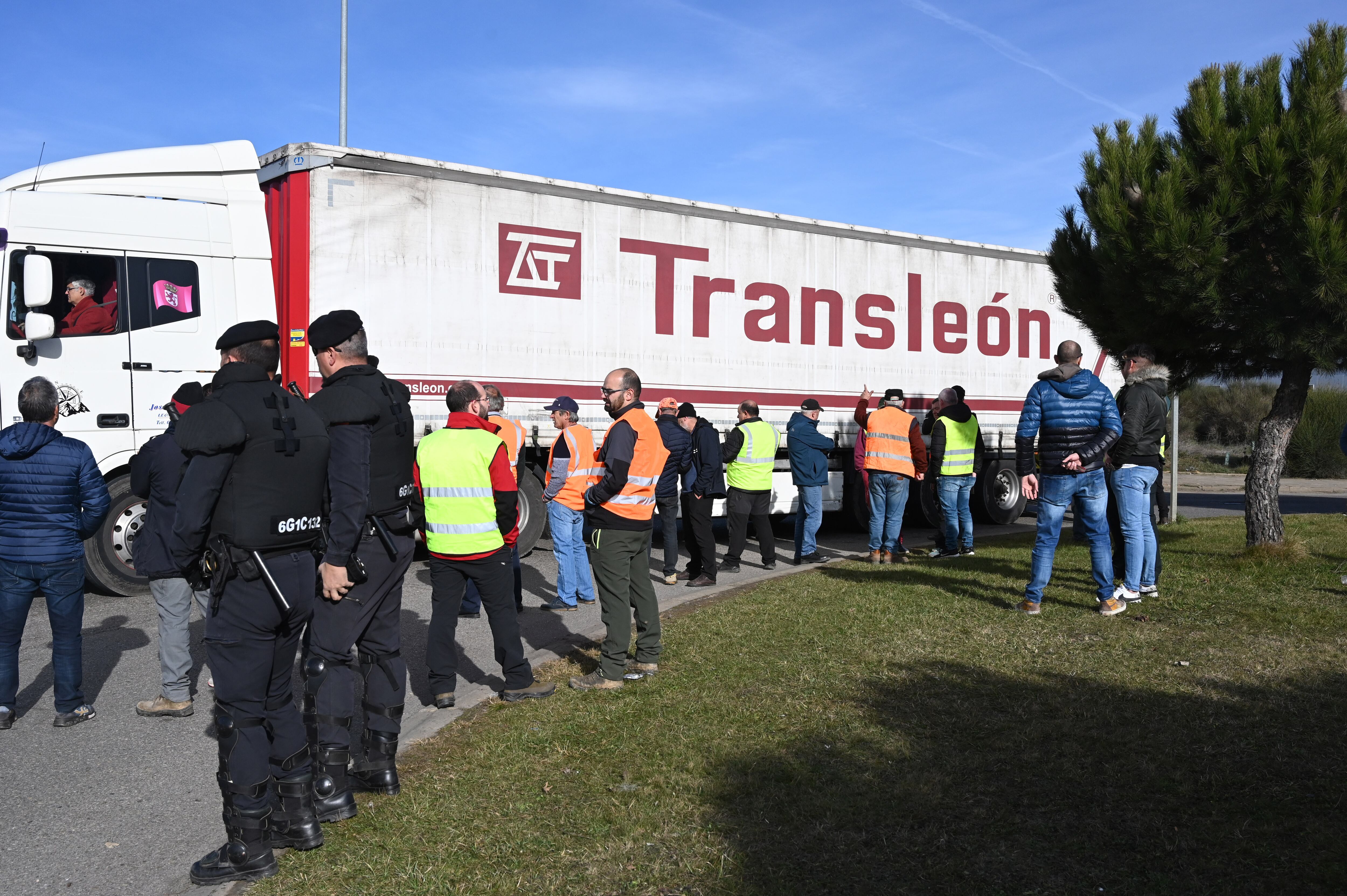 VILLADANGOS (LEÓN), 05/02/2024.- Protesta en el Polígono Industrial de Villadangos, en León, en la N-120. las manifestaciones de los agricultores por el momento se están desarrollando sin enfrentamientos ni incidentes. EFE/J.Casares
