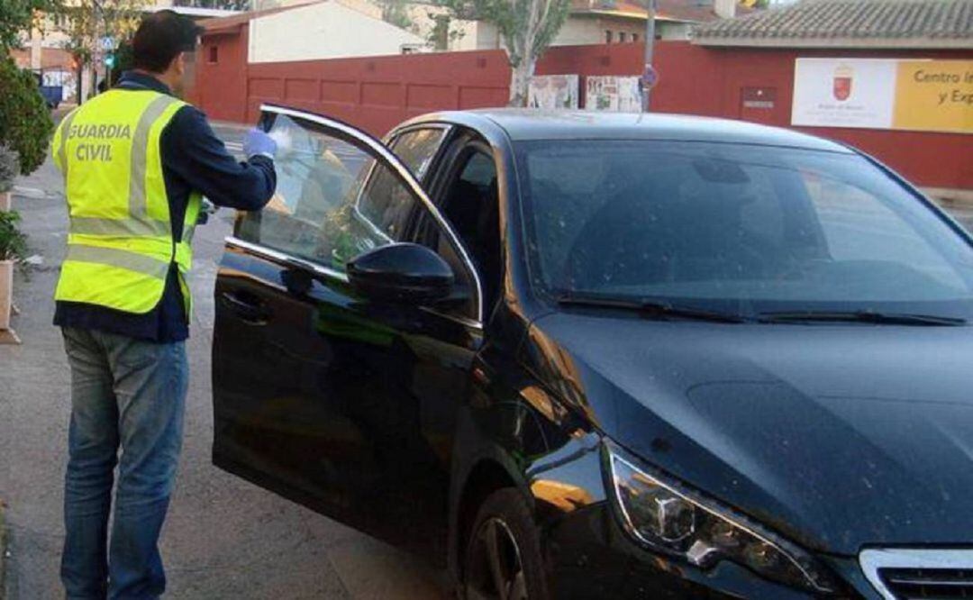 Agente de la Guardia Civil en una operación en Lora del Río