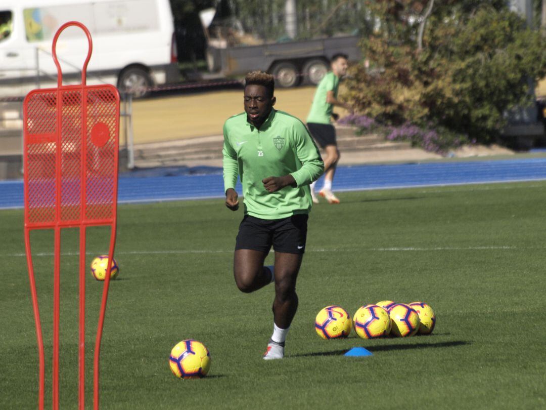 Yan Eteki entrenando en el campo Anexo.