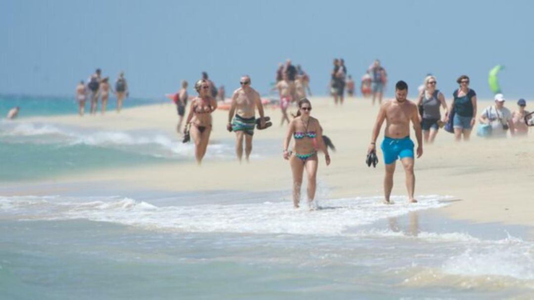 Turistas en la playa de Sotavento, Fuerteventura