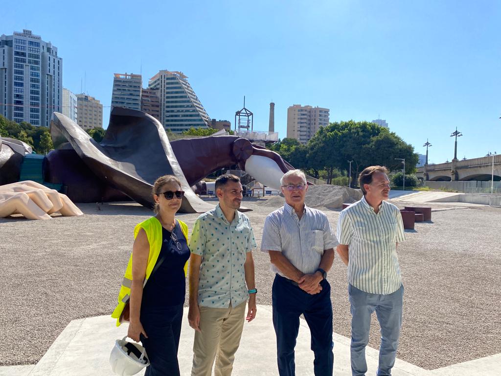 El alcalde de València, Joan Ribó, ha visitado este martes las obras de remodelación del parque Gulliver.