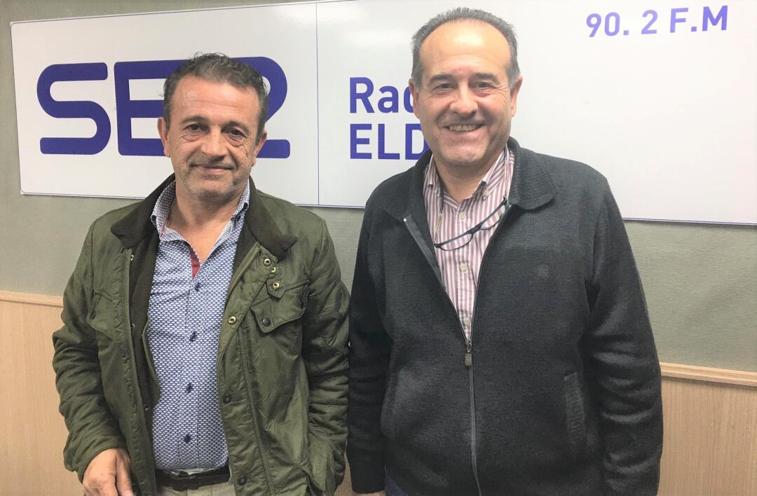 Paco Reina y Carlos Escribano en el estudio de Radioe Elda Cadena SER