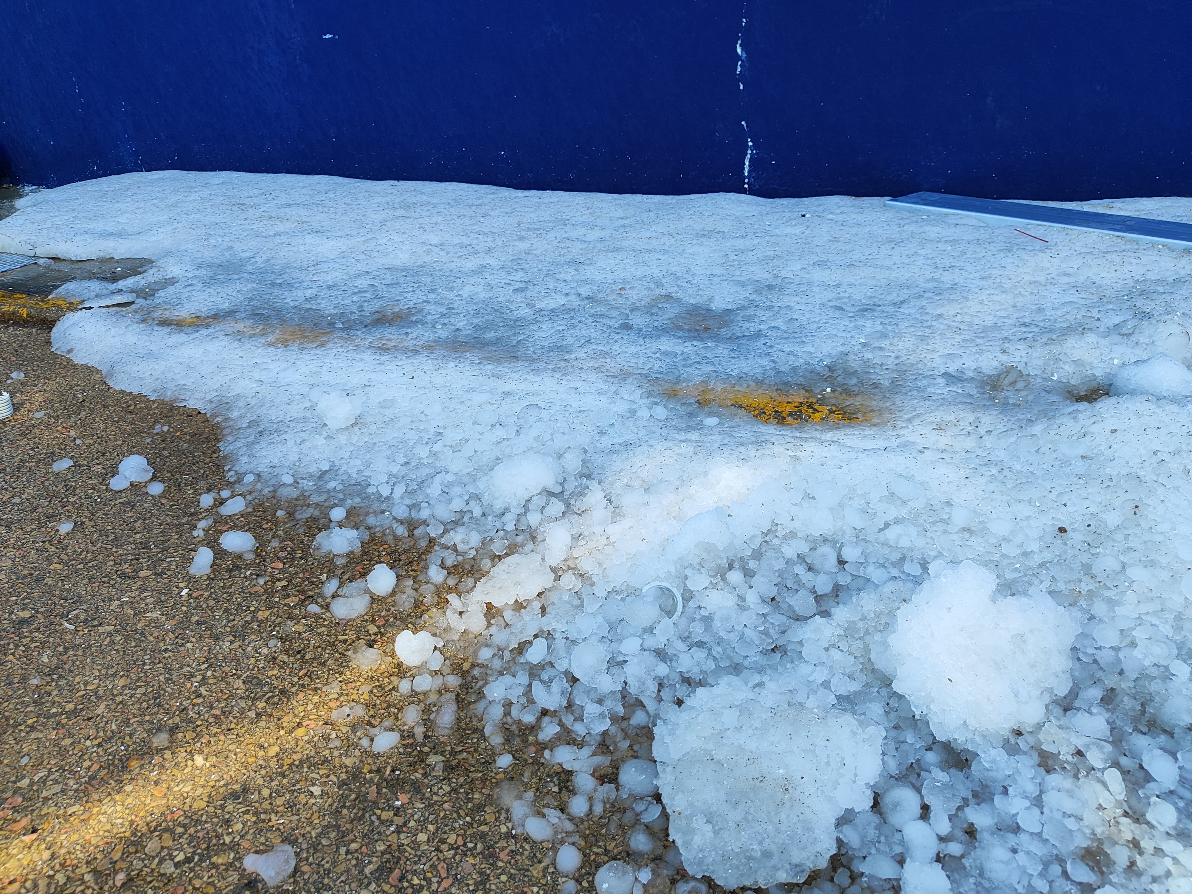 Granizo caído en la tarde del martes acumulado en la empresa de carrocería de camiones