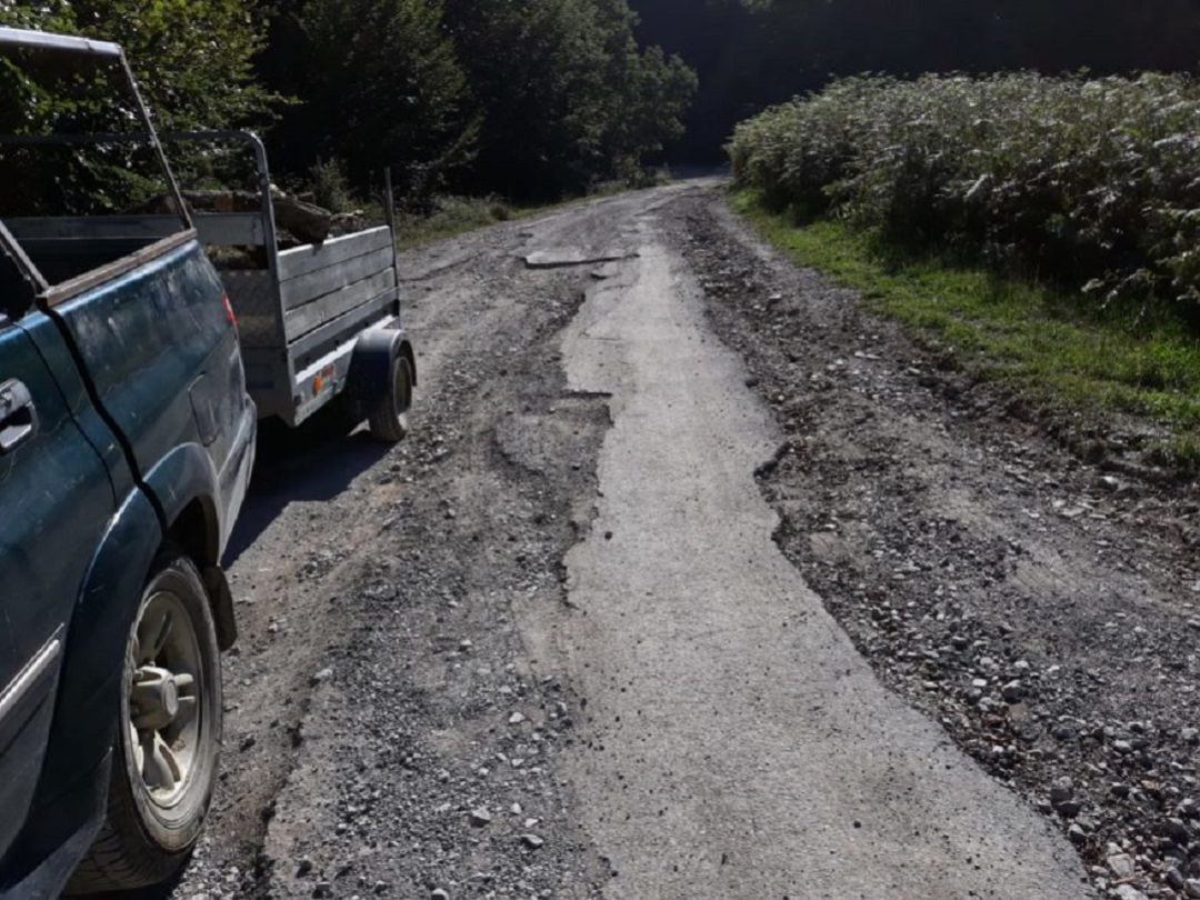 La carretera a Zumarraundi está repleta de baches y tramos de asfalto arrancados