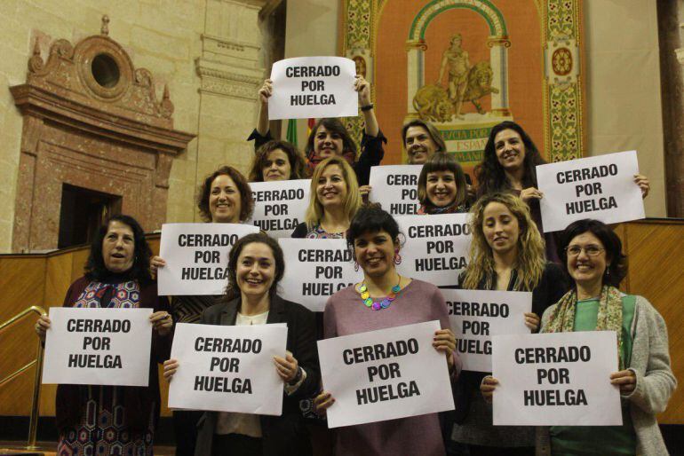 Elena Cortés en una protesta con sus compañeras del Parlmento Andaluz