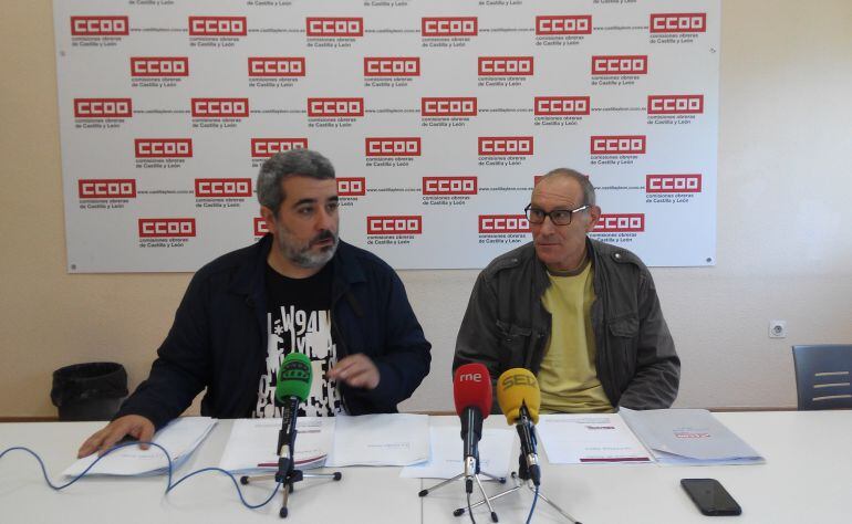 El secretario general de la FSC-CCOO de Castilla y León, Carlos López Inclán (derecha), en rueda de prensa