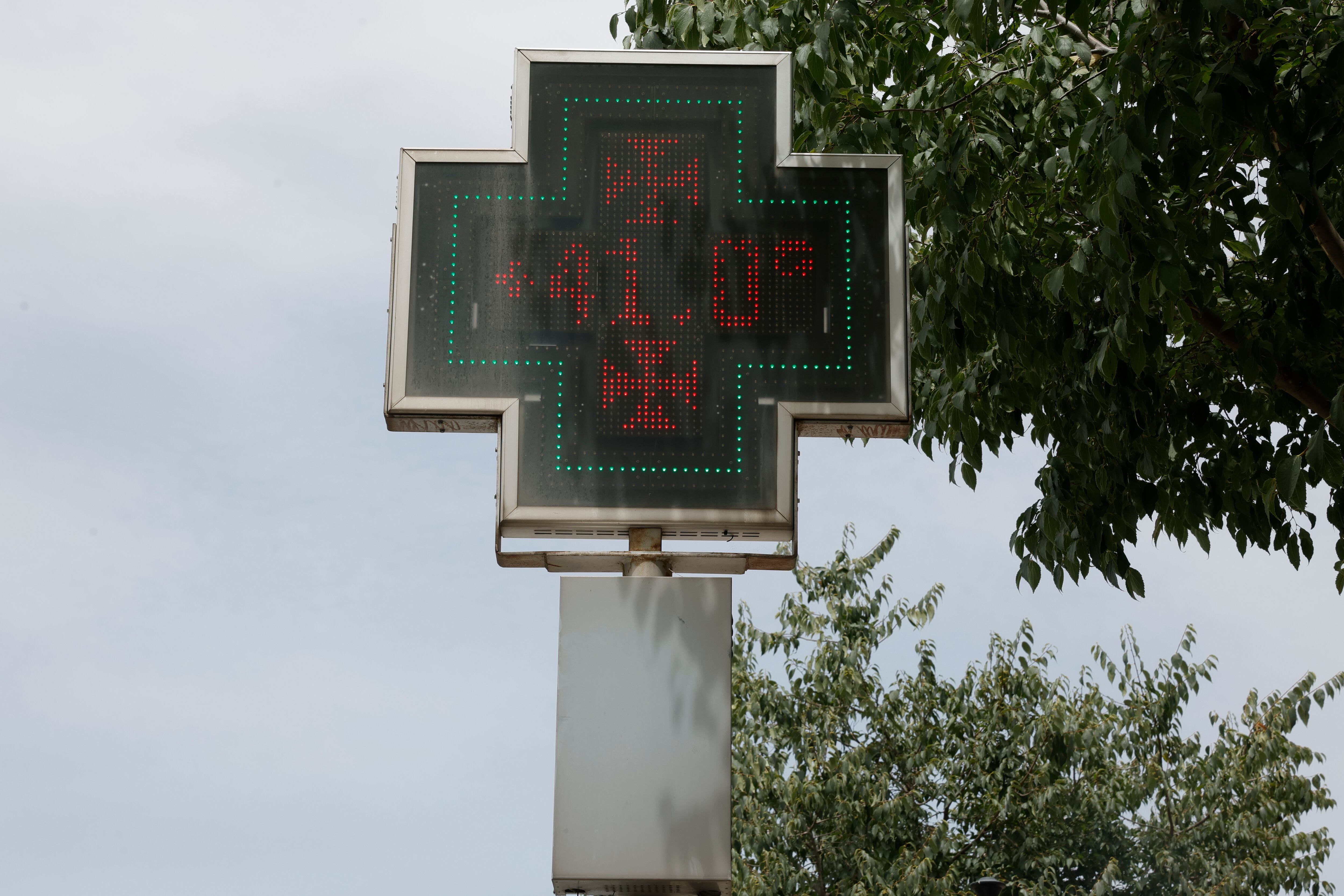 MADRID, 18/07/2024.-Un termómetro marca 41 grados este jueves en Madrid. Toda la Comunidad de Madrid permanecerá en aviso naranja entre las 13:00 y las 21:00 horas de este jueves ante la llegada de la primera ola de calor del verano, que azotará la región dejando máximas de hasta 40 grados centígrados (°C) en el valle del Tajo y en el corredor del Henares. En el centro y el sur de la región las máximas superarán los 36 °C, y en la Sierra se superarán los 34 °C, pudiendo alcanzarse localmente en localidades del sur con menor altitud los 37 °C.EFE/ Zipi Aragón