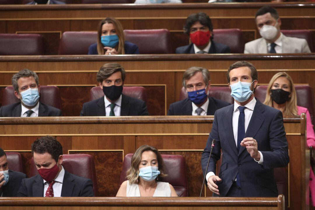 El presidente del PP, Pablo Casado,junto a los diputados del PP, todos con mascarilla pero sin guardar la distancia de seguridad que marca la normativa anticovid del Congreso.