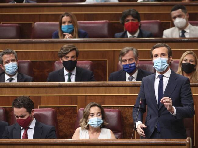 El presidente del PP, Pablo Casado,junto a los diputados del PP, todos con mascarilla pero sin guardar la distancia de seguridad que marca la normativa anticovid del Congreso.