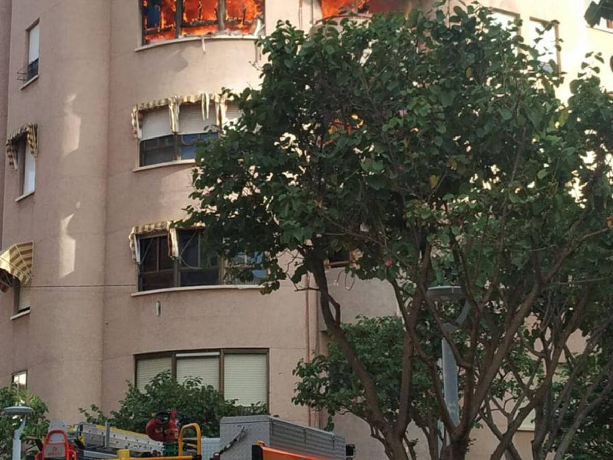 Las llamas de un incendio destruyen por completo una vivienda en Gandia