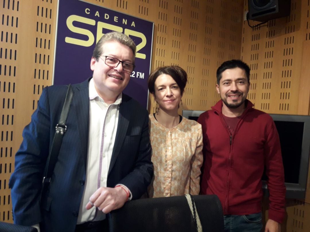 Alirio, Jimena y Jhon Fredy en los estudios de Cadena Ser Vitoria