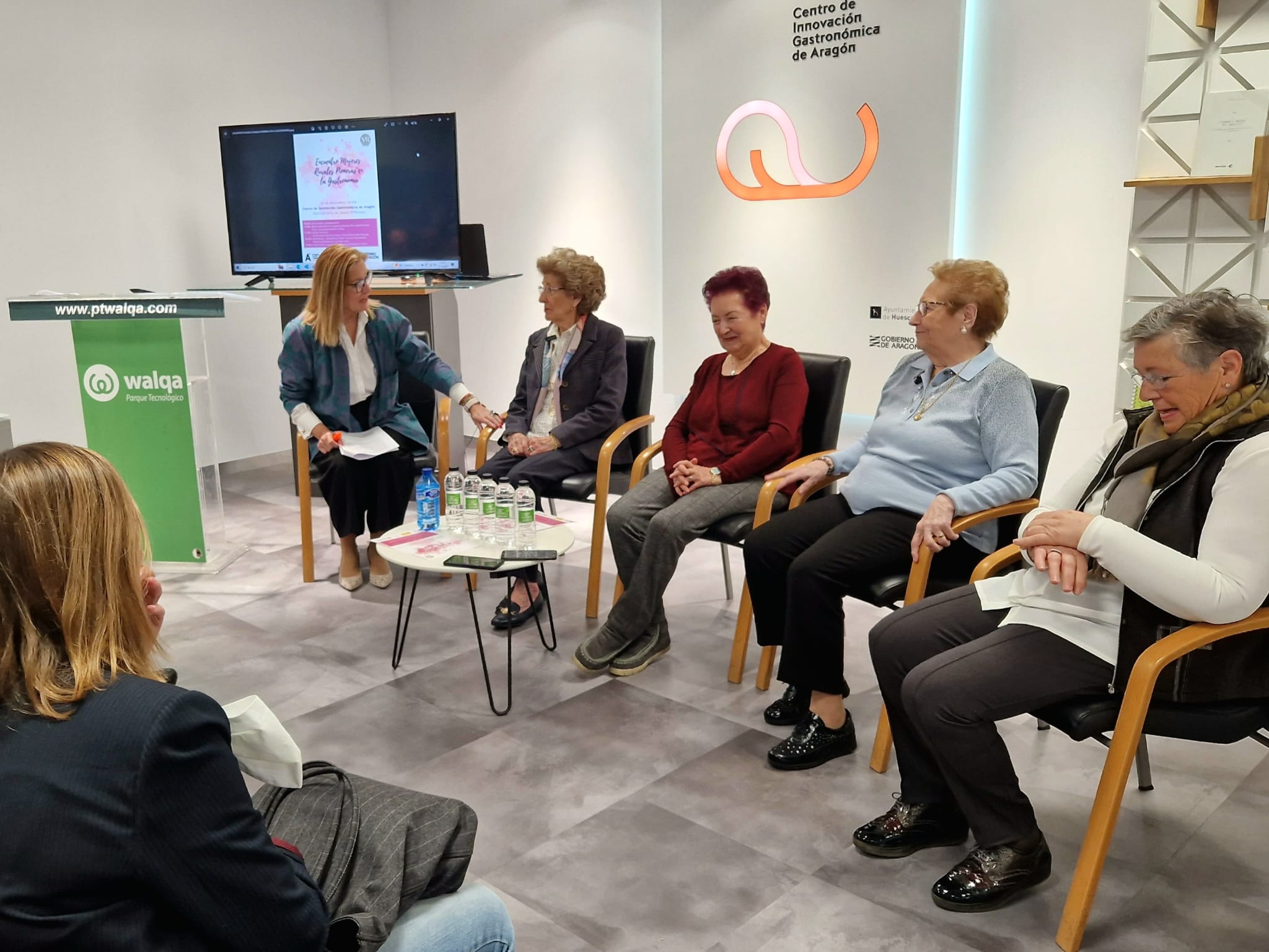 Anabel Costas junto a Consuelo Arcas, Mari Carmen Casbas, Pilar Lacasa y Pilar Ferrer