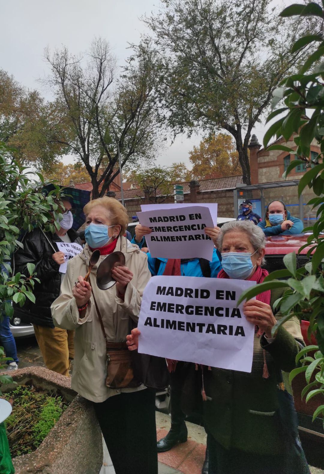 Asistentes protestando en la concentración de &quot;Madrid pasa hambre&quot;