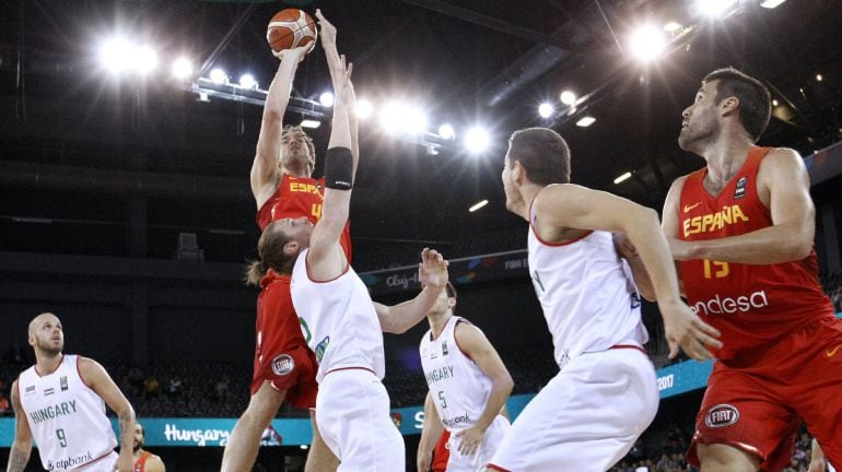 Pau Gasol trata de anotar ante la defensa del ala-pívot húngaro Akos Keller 