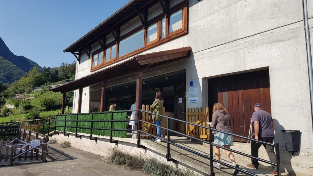 Habitantes de Xomenzana acudiendo a hacerse la prueba PCR. 