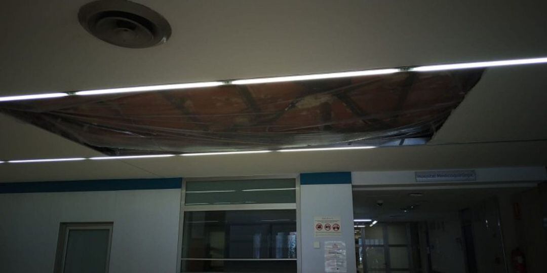 El falso techo de uno de los accesos del Hospital Arnau Vilanova se desprendió este martes y dejó dos heridos leves