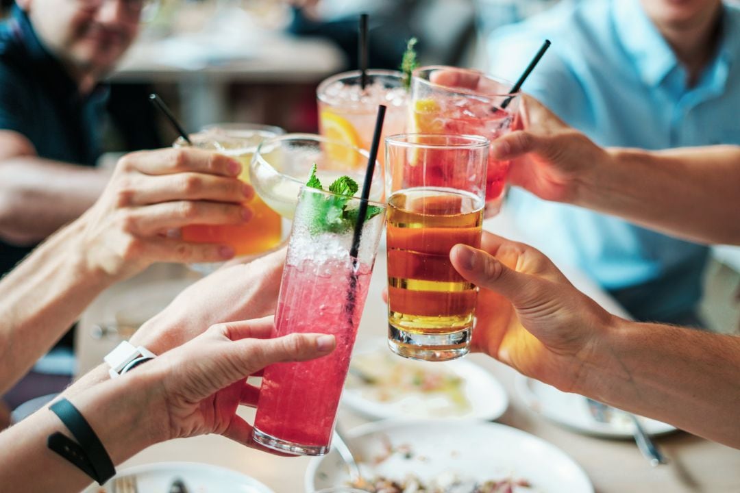 La OMS recomienda una ingesta de 25gr de azúcar al día, menos de lo que contiene una lata de refresco