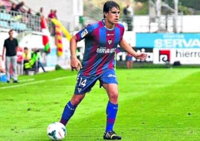Dani García controla un balón durante un partido en Segunda esta pasada temporada en Ipurua.