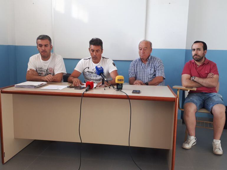 Los directivos cesados apoyados por otros miembros de la Junta directiva de la Arandina en la rueda de prensa de este miércoles