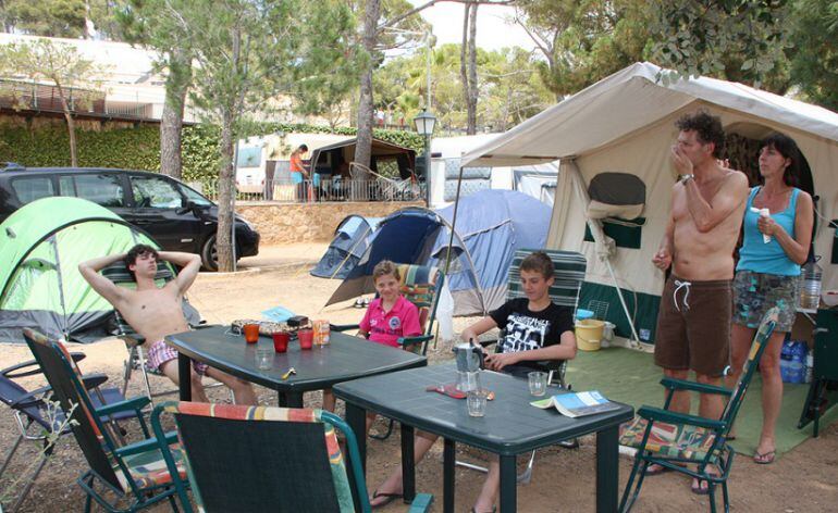 Una familia gaudint d'un dia de càmping.