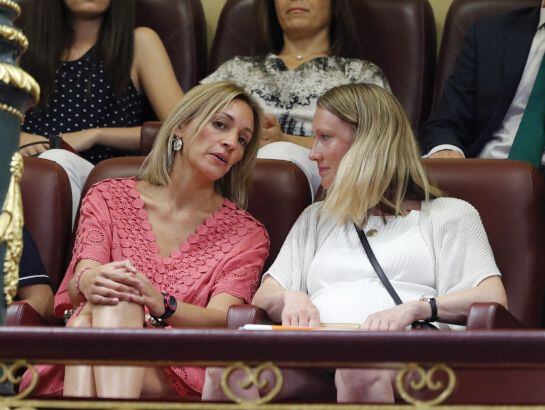 Beatriz Tajuelo (i), pareja de Albert Rivera, en el Congreso