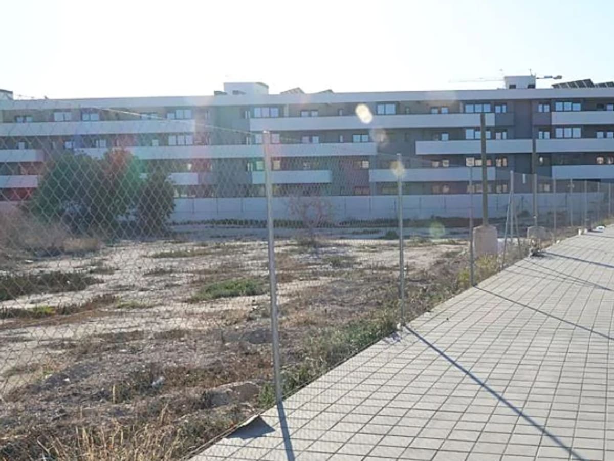 Sant Joan pide a la promotora que aclare si ofertaba VPP como posible segunda residencia y ésta lo niega