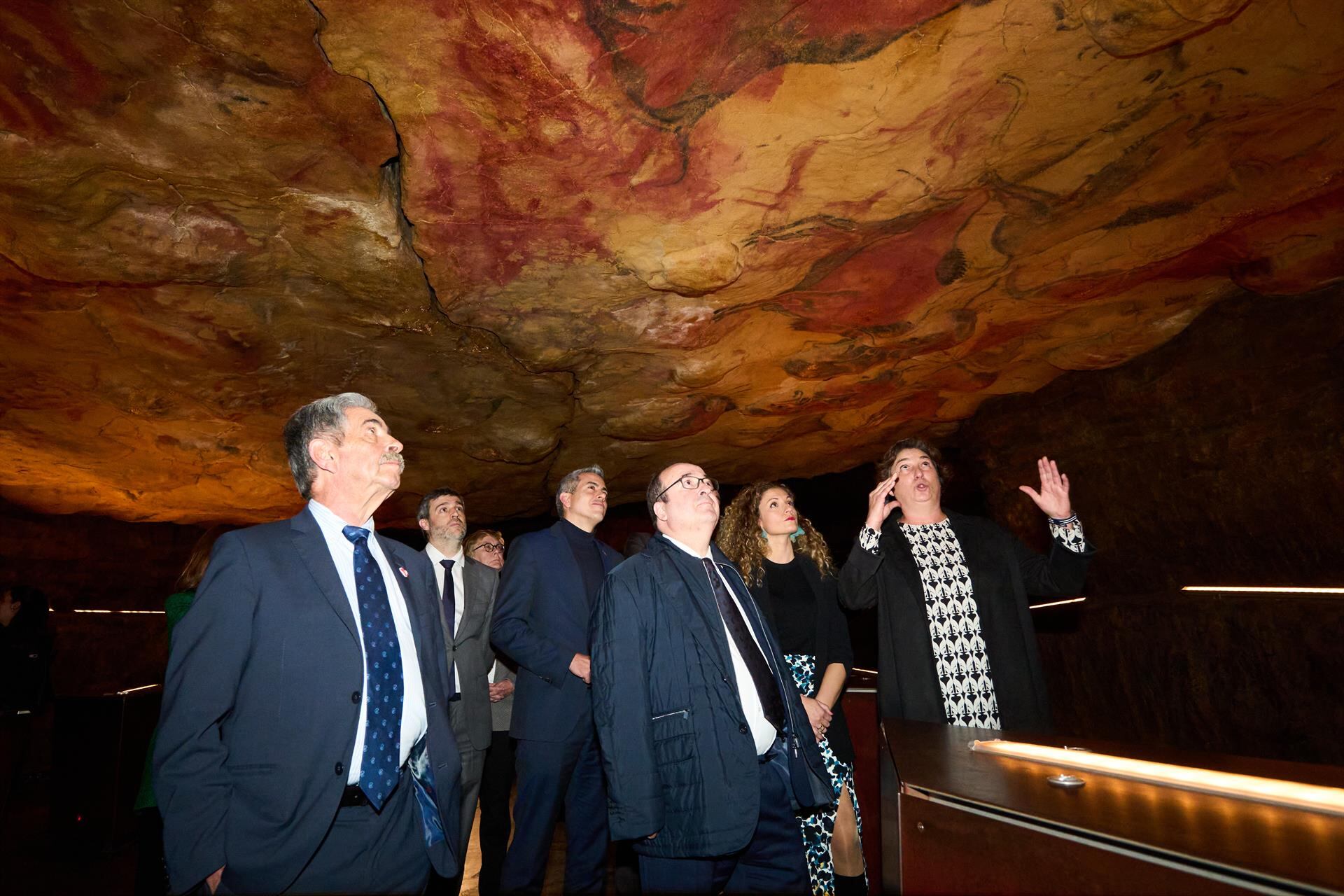 El ministro de Cultura junto con el presidente de Cantabria, en la visita a la neocueva de Altamira, - Juan Manuel Serrano Arce