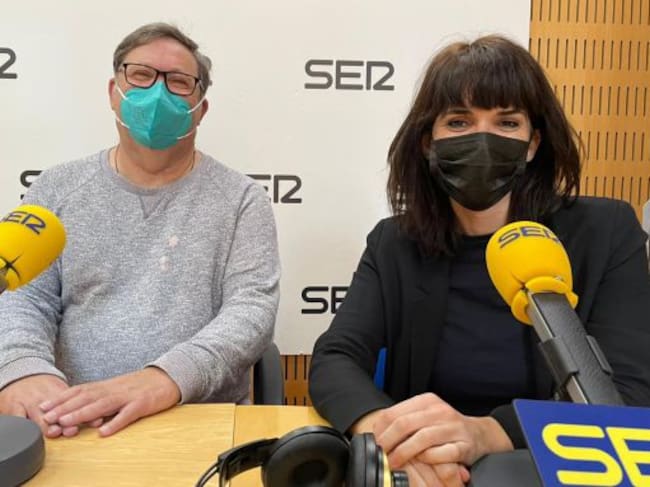 Joaquín Sánchez y Teresa Fuentes, de 'Amigos de Ritsona', en los estudios de Radio Murcia