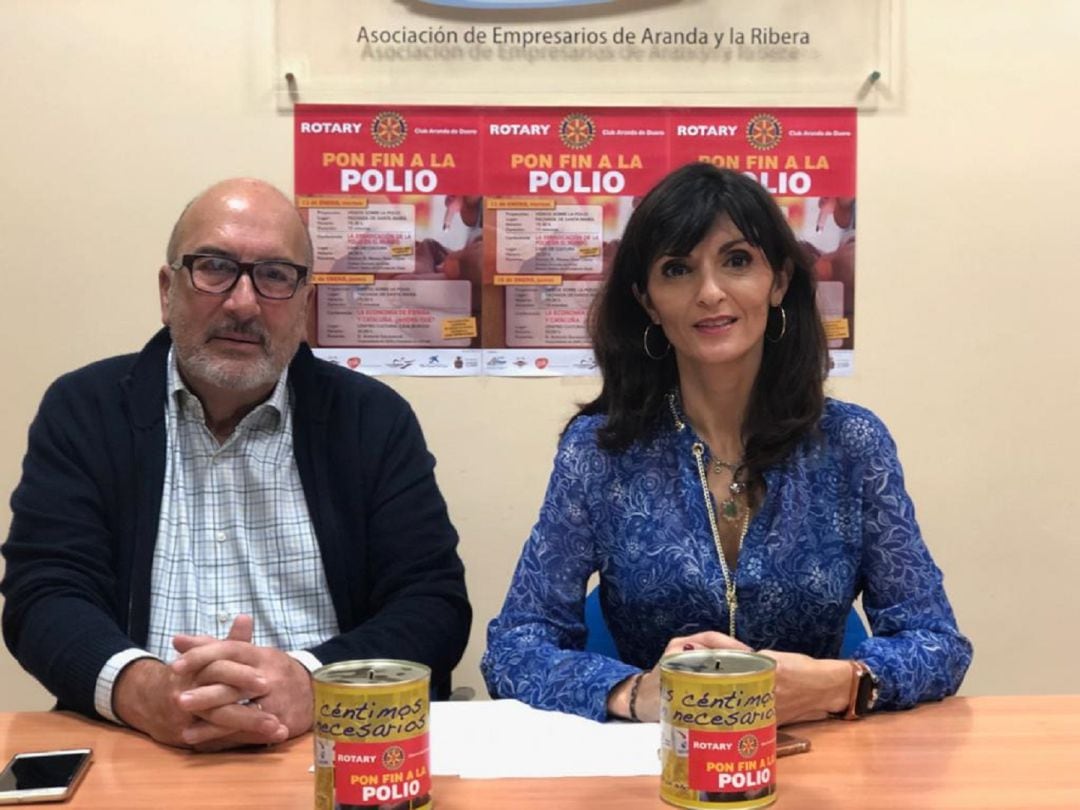 Ángel Alonso, uno de los responsables de la campaña contra la Polio en Aranda, y Azucena González, presidenta del Rotary Club Aranda