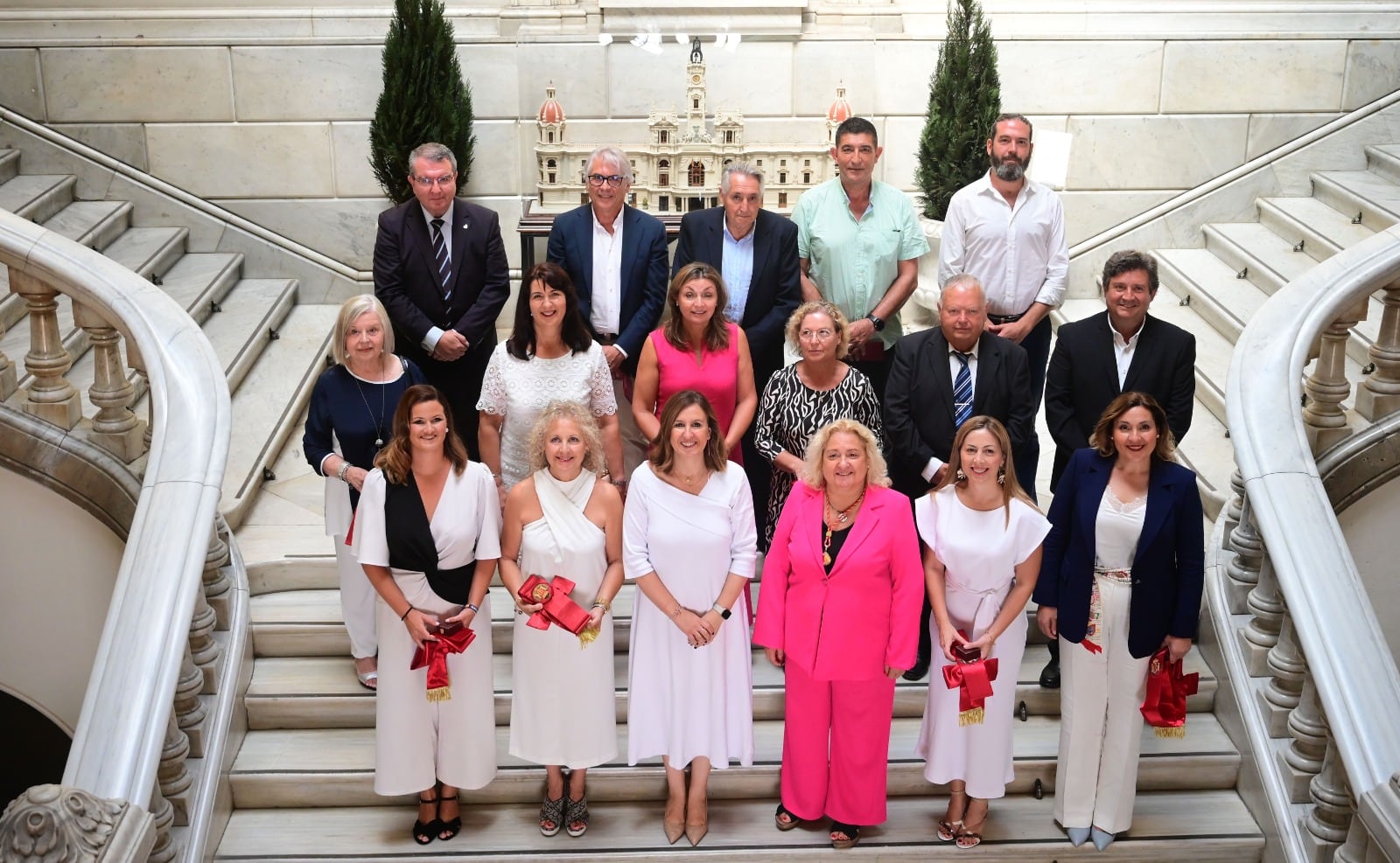 Catalá posa junto a los nuevos alcaldes y alcaldesas de las pedanías de València, tras tomar posesión de su cargo en el Hemiciclo Municipal