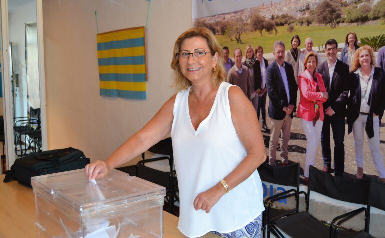 La presidenta del PP de Menorca, Misericordia Sugrañes votó en la sede del partido en Alaior.