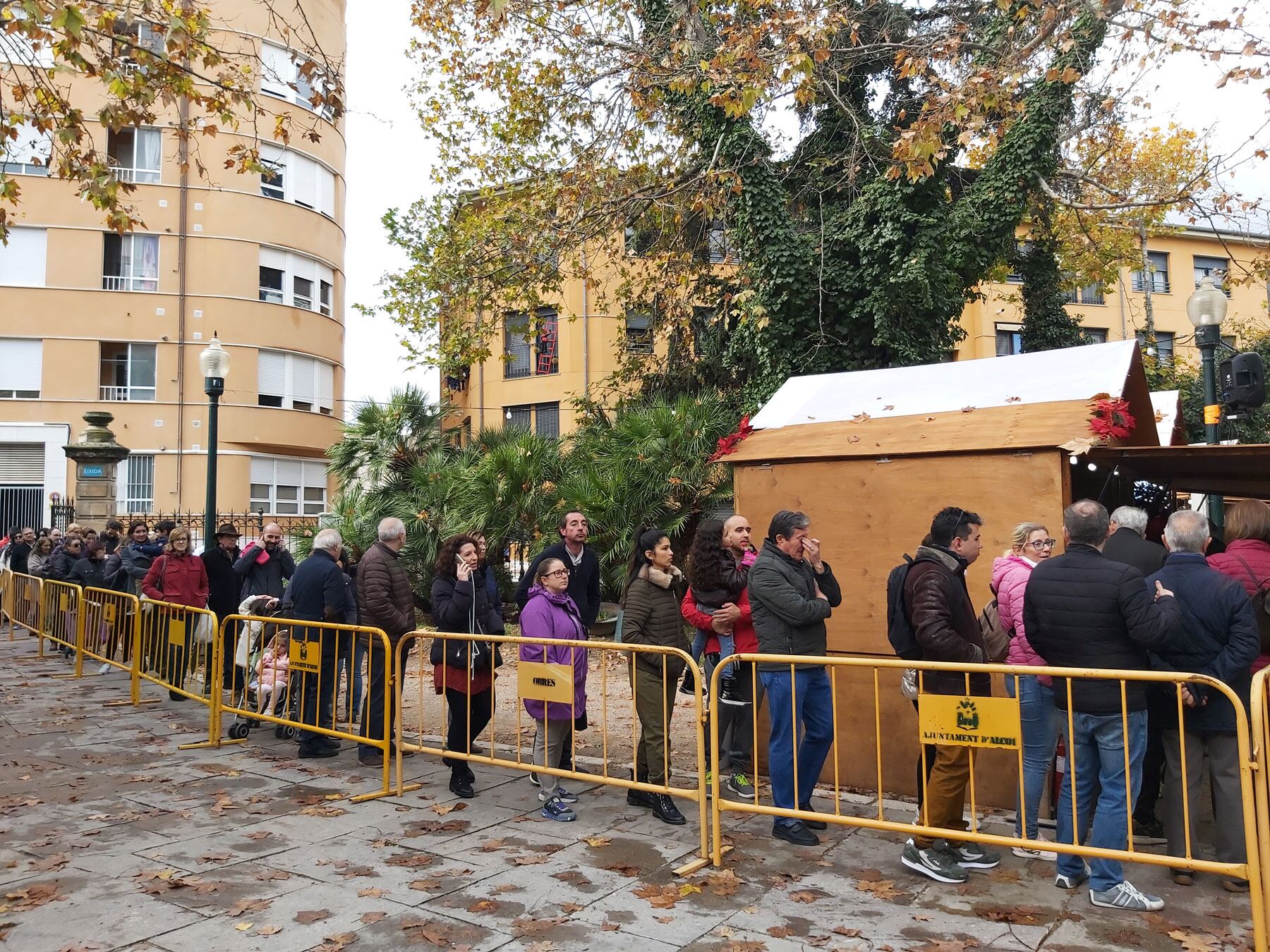 Colas para adquirir entradas para el Campamento Real en el Mercat de Nadal