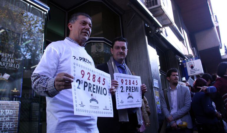 Premiats, veïns i curiosos s'apleguen per celebrar un segon premi a l'Hospitalet de Llobregat