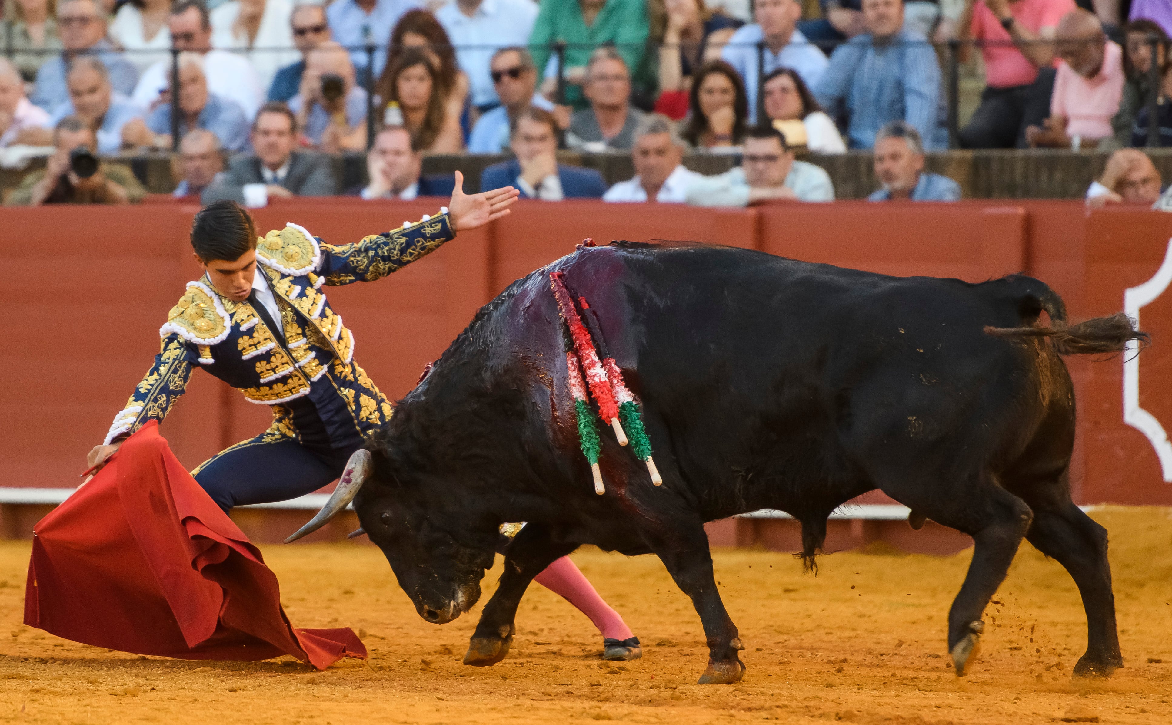 SEVILLA, 20/04/2023.- El diestro Francisco de Manuel con su segundo toro, este jueves en la Real Maestranza de Sevilla. EFE/ Raúl Caro
