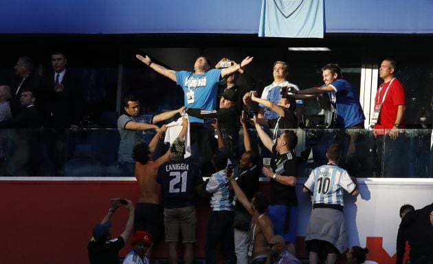 Maradona celebra el gol de Messi en San Petesburgo ante Nigeria