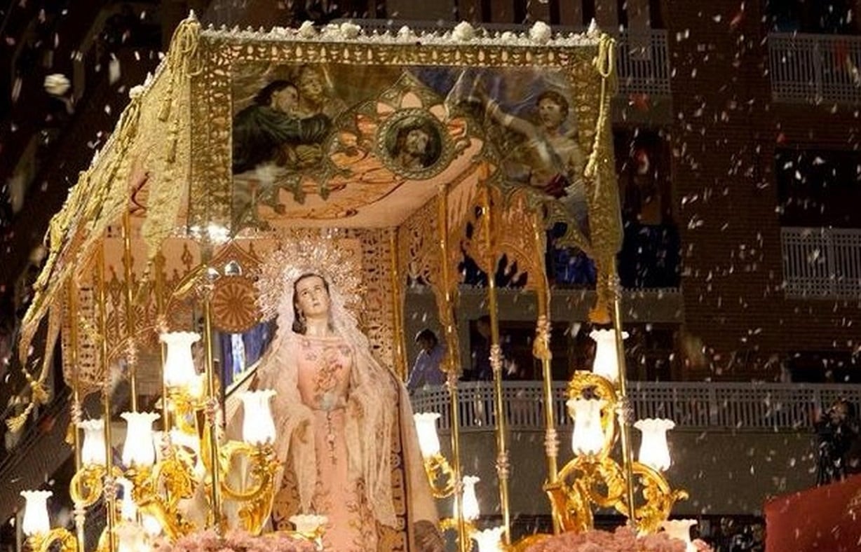 El Paso Blanco comienza a ensayar con el trono de la Virgen de la  Amargura por el centro de Lorca.