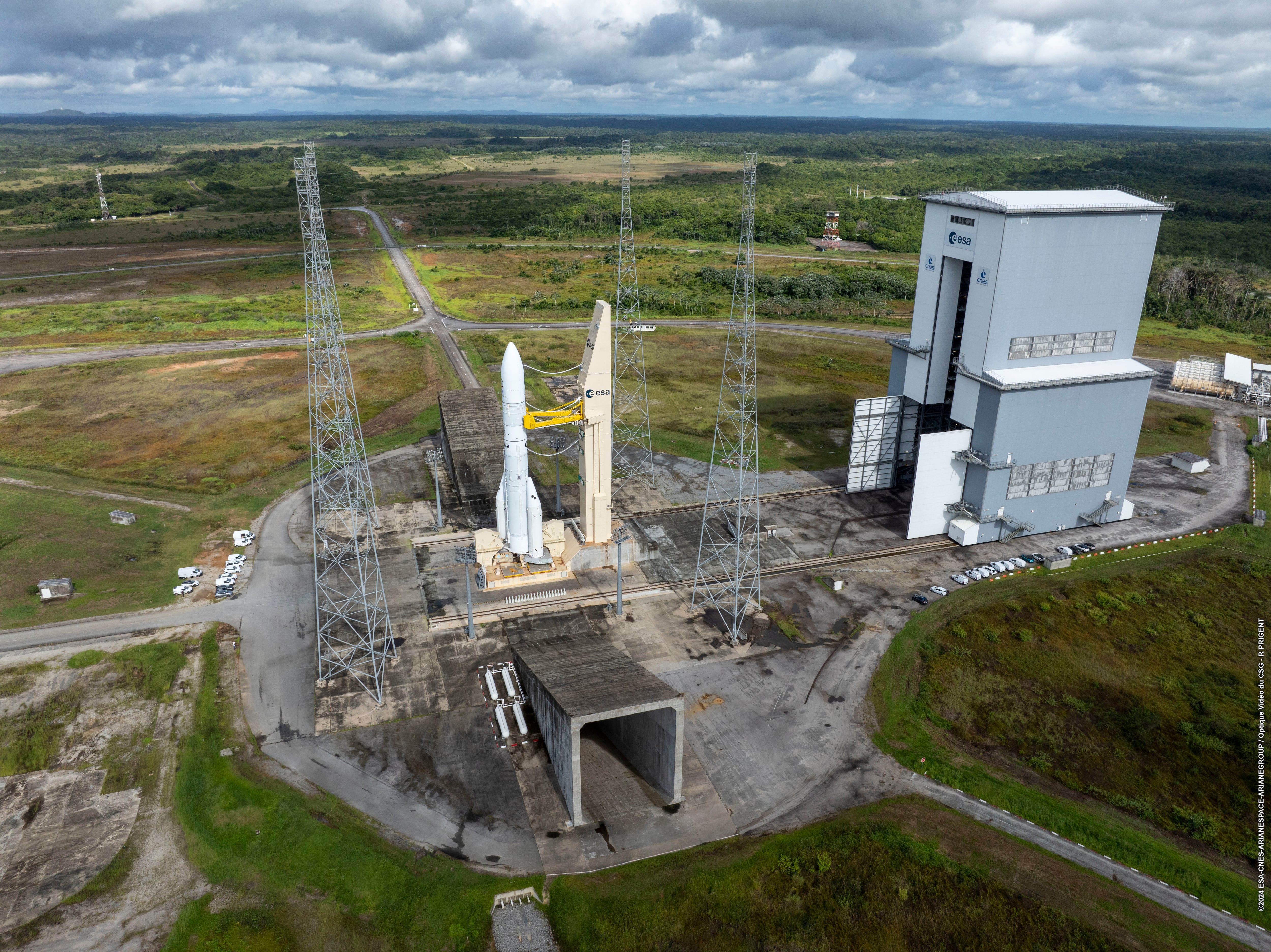 El nuevo cohete europeo de carga pesada Ariane 6 listo para realizar su despegue inaugural desde Kurú (Guayana Francesa)