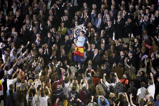 El capitán del Real Madrid, Iker Casillas, levanta la Copa del Rey al cielo de Mestalla