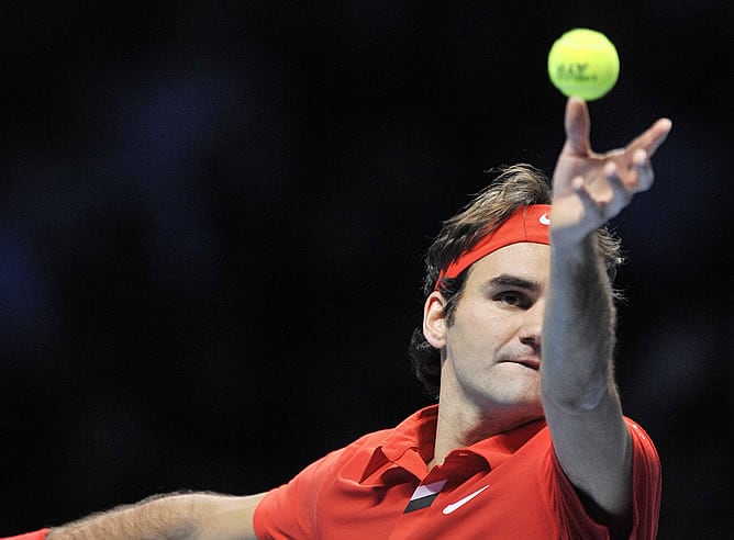 Federer saca durante el partido ante Djokovic