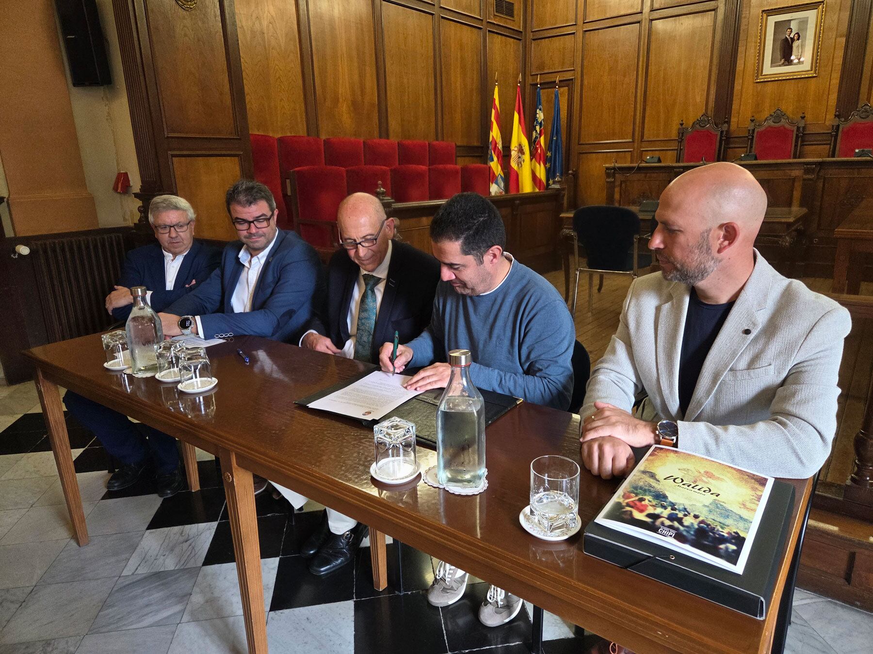 Un instante en el que el alcalde Toni Francés firma el documento de donación de la obra 'Walida' a la ciudad de Alcoy