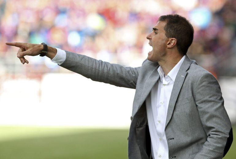 GRA284. Eibar (San Sebastián), 23/05/2015.- El entrenador del Eibar, Gaizka Garitano, durante el partido de la jornada 38 de la Liga BBVA de fútbol disputado hoy contra el Córdoba en el estadio de Ipurúa de Eibar. El Eibar consumó su descenso a la Liga Adelante a pesar de ganar este sábado por 3-0 al Córdoba. EFE/Juan Herrero.