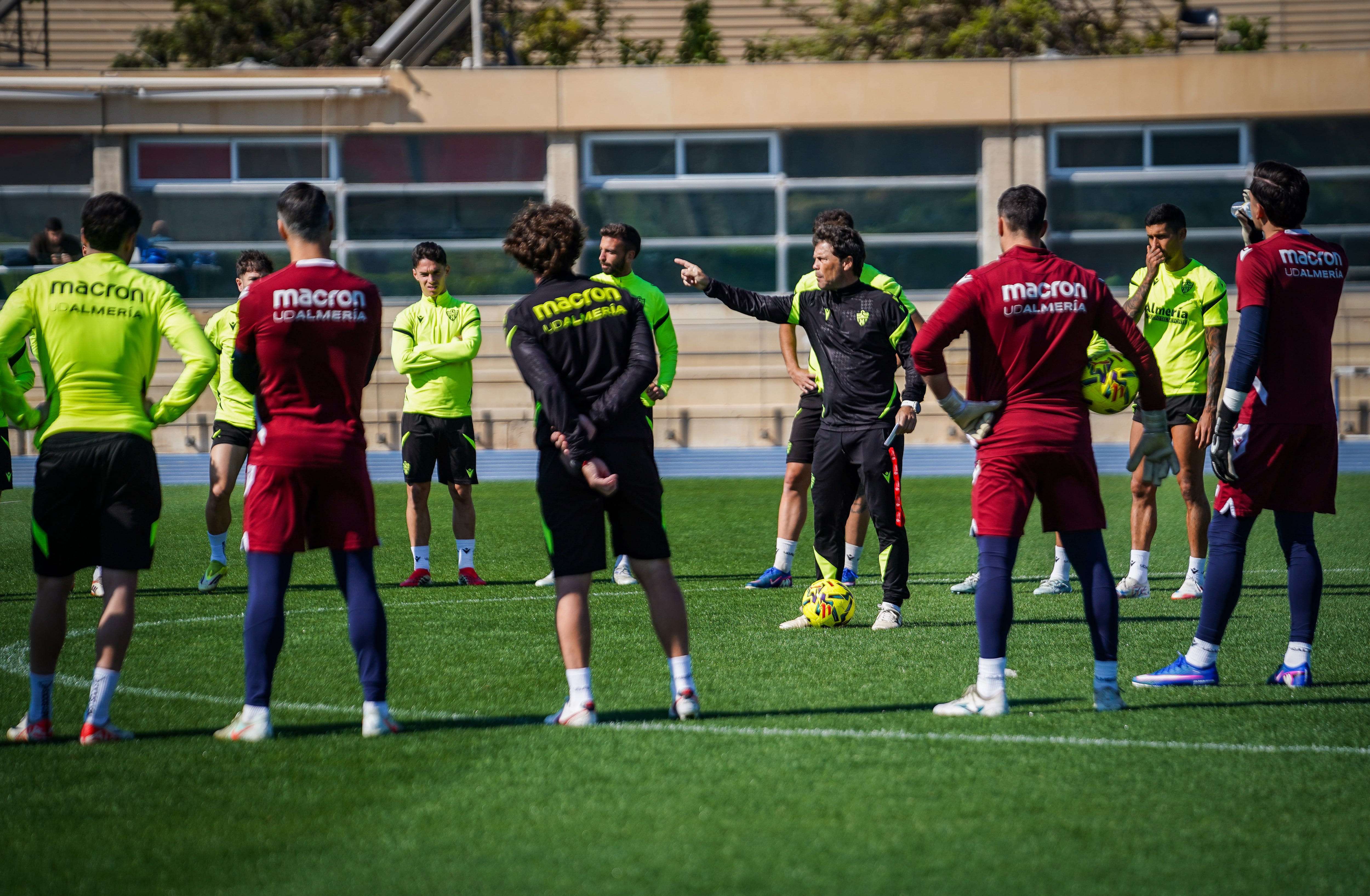 El técnico rojiblanco dando instruccciones en el campo Anexo del Estadio de los Juegos Mediterráneos en la semana previa del partido de la 32ª jornada.