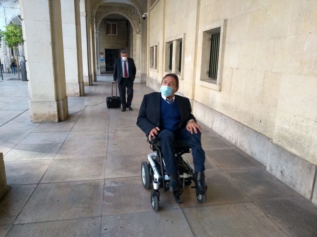 Francisco Ruiz Marco, el letrado de Enrique Ortiz, a la entrada de la Audiencia Provincial de Alicante. Foto de archivo.