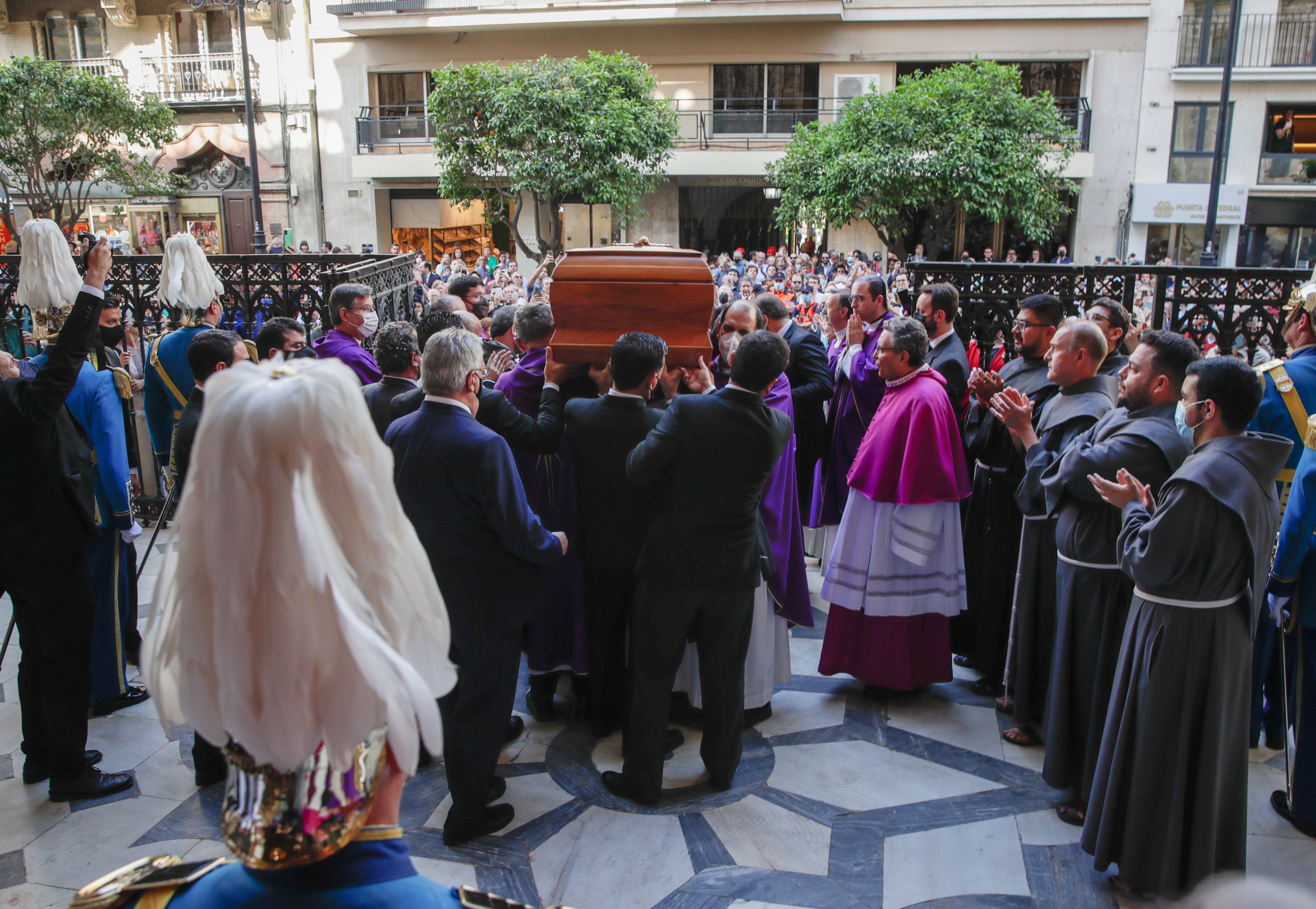 SEVILLA, 30/04/2022,- El féretro con los restos mortales del arzobispo emérito de Sevilla, el cardenal Carlos Amigo, fallecido el miércoles pasado a los 87 años, es sacado de la catedral de Sevilla, donde ha sido enterrado este sábado tras una misa funeral oficiada en este templo. EFE /Julio Muñoz
