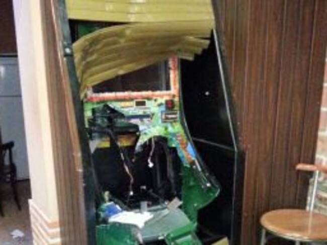 Interior de la gasolinera de Consuegra tras el alunizaje de una excavadora