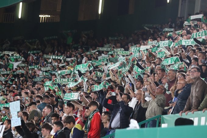 Aficionados en el Elche-Barcelona la pasada Liga en el Martínez Valero