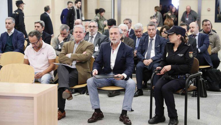 (Primera fila - de izda a dcha) Álvaro Pérez Alonso 'El Bigotes', responsable de la empresa Orange Market; Pablo Crespo, número dos de la trama Gürtel, y Francisco Correa, empresario y 'cabecilla' de la trama, durante el juicio